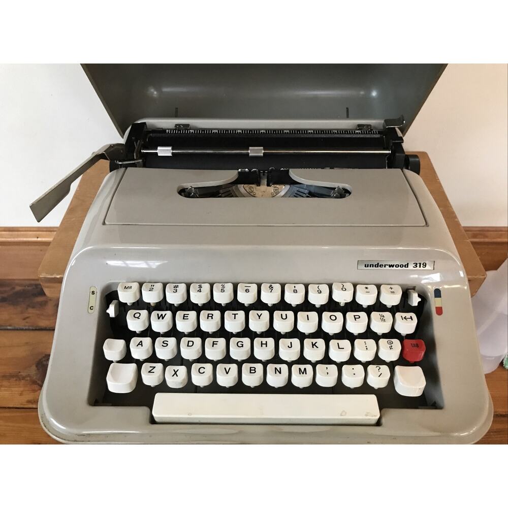 Vintage Underwood 319 Beige Green Portable Typewriter w/ Travel Case + Handles